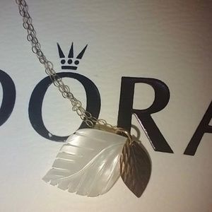 9ct gold chain and 9ct gold leaf with mother of pearl pendant